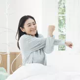 朝、さわやかに起きた女性　イメージ
