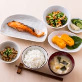 鮭、納豆、白米、味噌汁など、バランスのとれた食事　イメージ