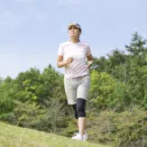 軽くジョギングしている女性　イメージ